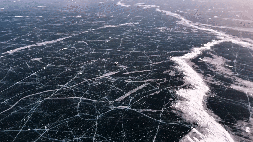 Die Mongolei im Frühling erwacht aus der winterlichen Starre, und aus Eisflächen werden wieder Bäche und Seen