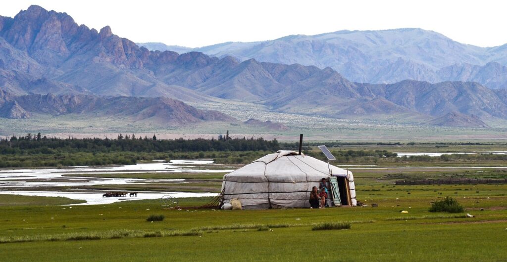 Mongolei im Frühling: Der Schnee schmilzt und verwandelt die Landschaft in sattes Grün